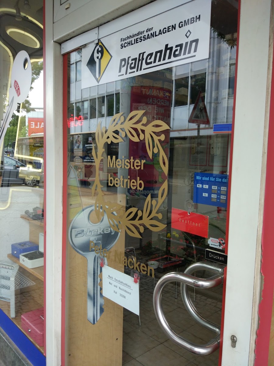 Ladentür von Schlüssel-Fix mit Meisterbetrieb-Emblem in der Blondelstraße