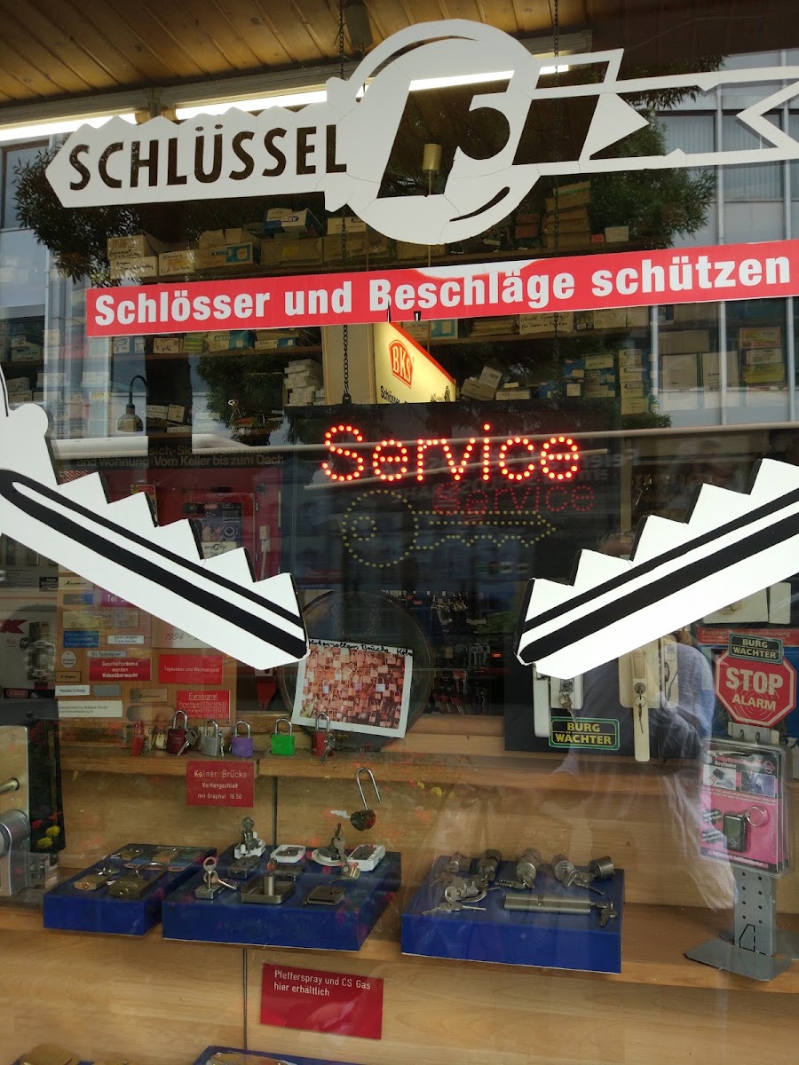 Schaufenster von Schlüssel-Fix mit Logo und Schlössern der Marke Burg Wächter